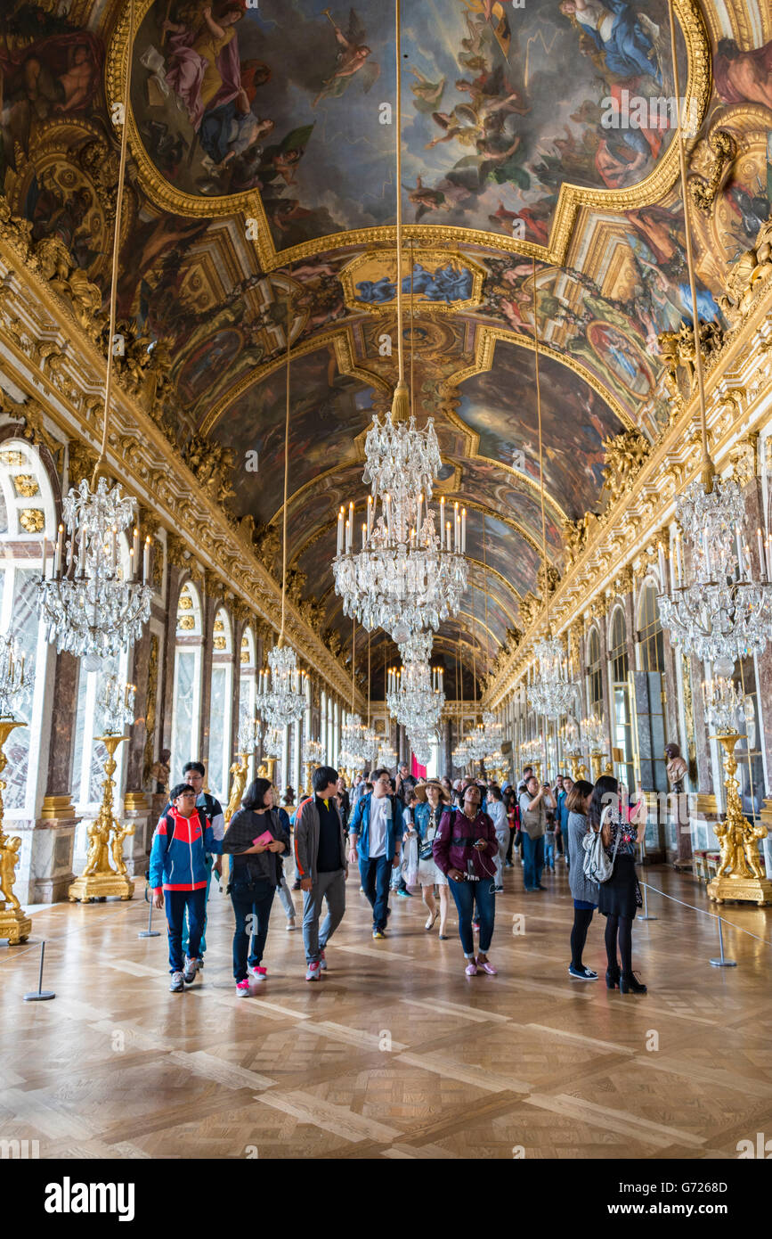 I visitatori nella Sala degli Specchi del Palazzo di Versailles, Yvelines, regione Ile-de-France, Francia Foto Stock