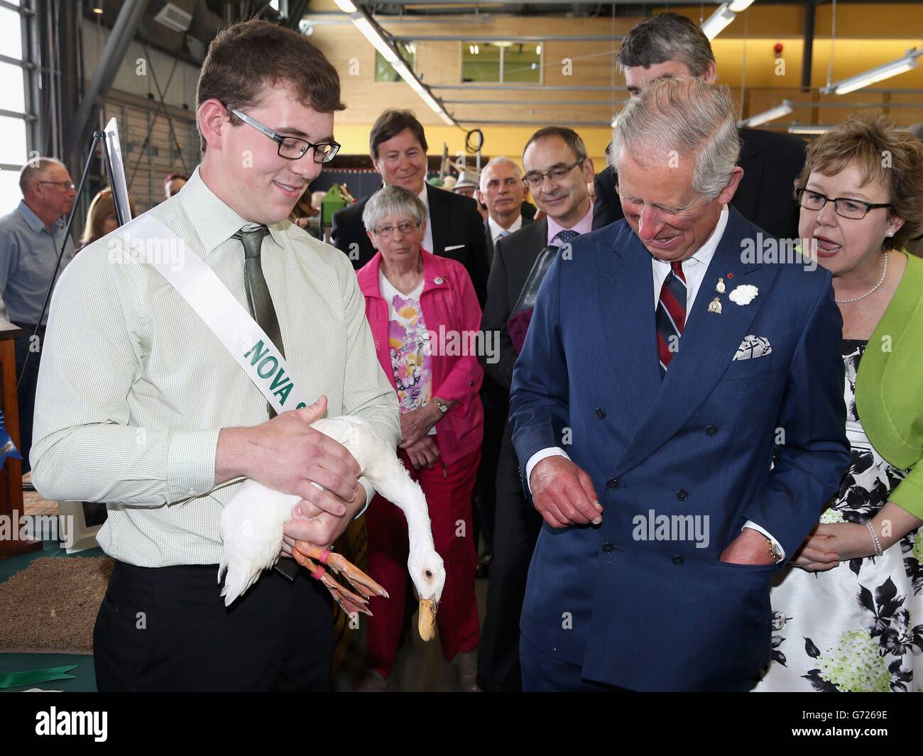 Il Principe del Galles incontra un uomo con un'anatra mentre visita il mercato agricolo di Seaport a Halifax, Canada, durante il 2° giorno del Principe del Galles e la visita della Duchessa di Cornovaglia in Canada. Foto Stock