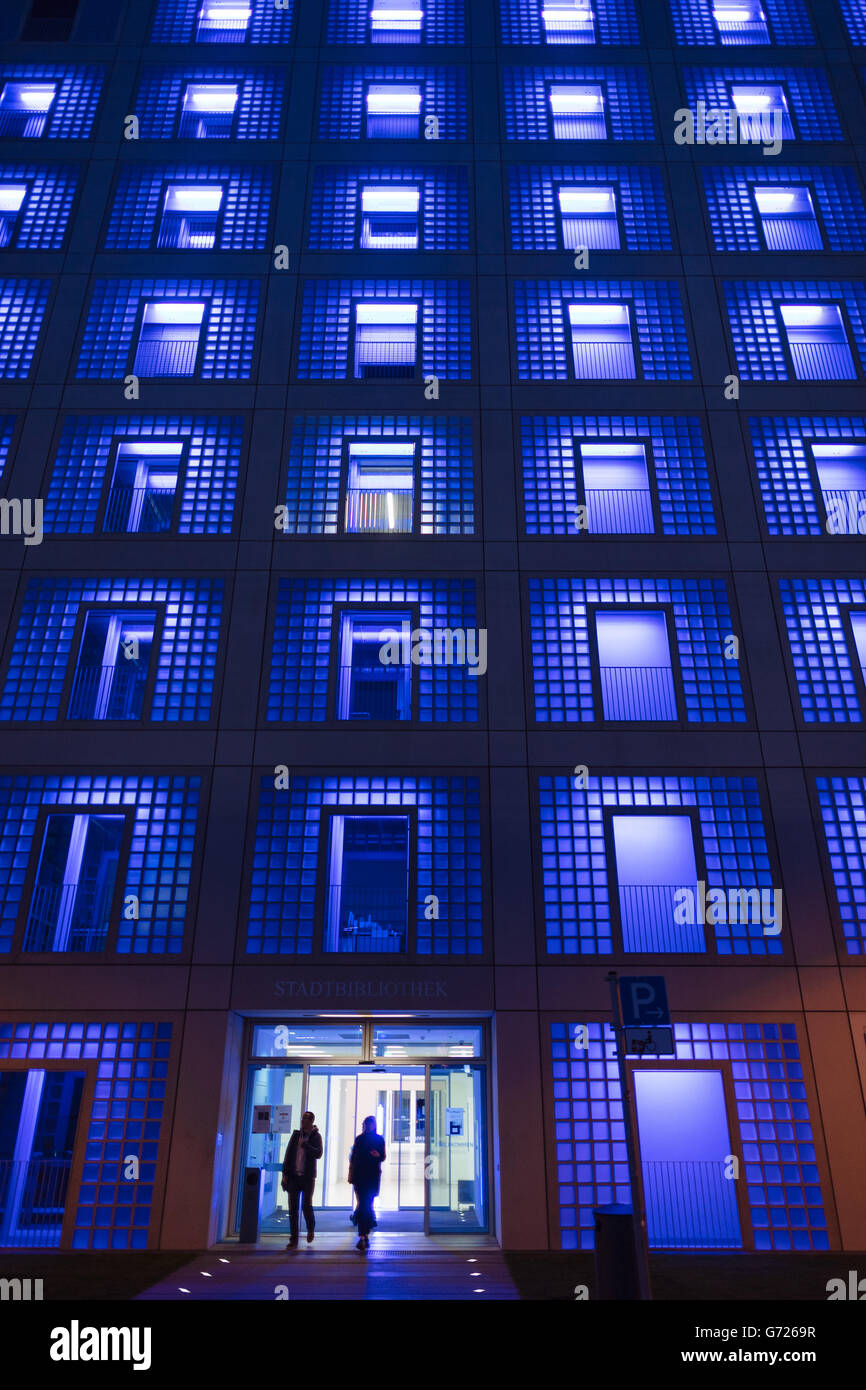 Illuminata biblioteca della città di notte, architetto Eun giovane Yi, Stoccarda, Baden-Württemberg Foto Stock
