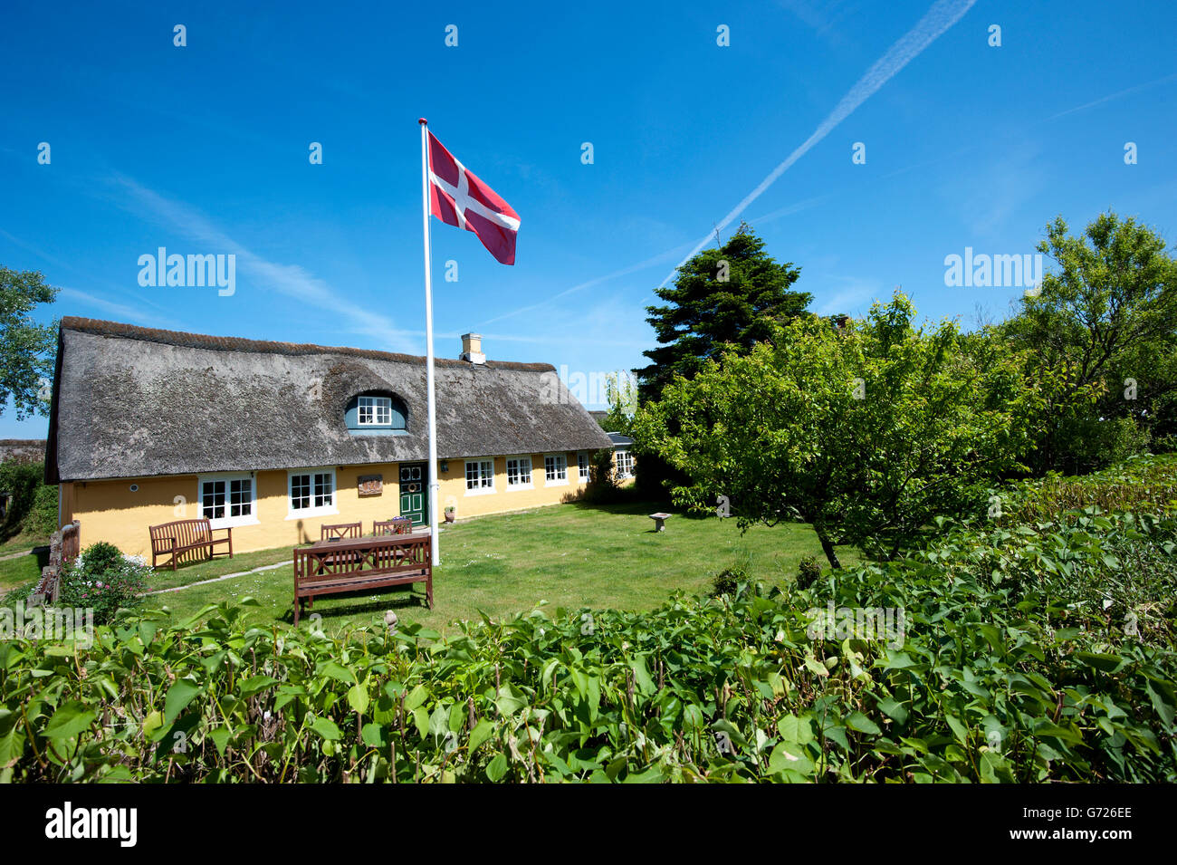 Casa e bandiera danese in Sonderho, isola di Fano, Danimarca, Scandinavia, Europa Foto Stock