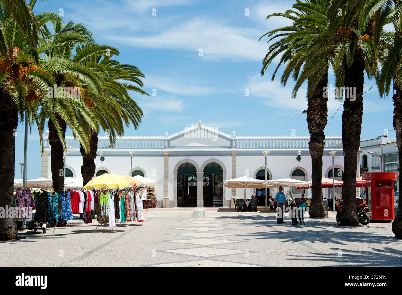 Il mercato coperto della città di Tavira, Algarve orientale, Portogallo, Europa Foto Stock