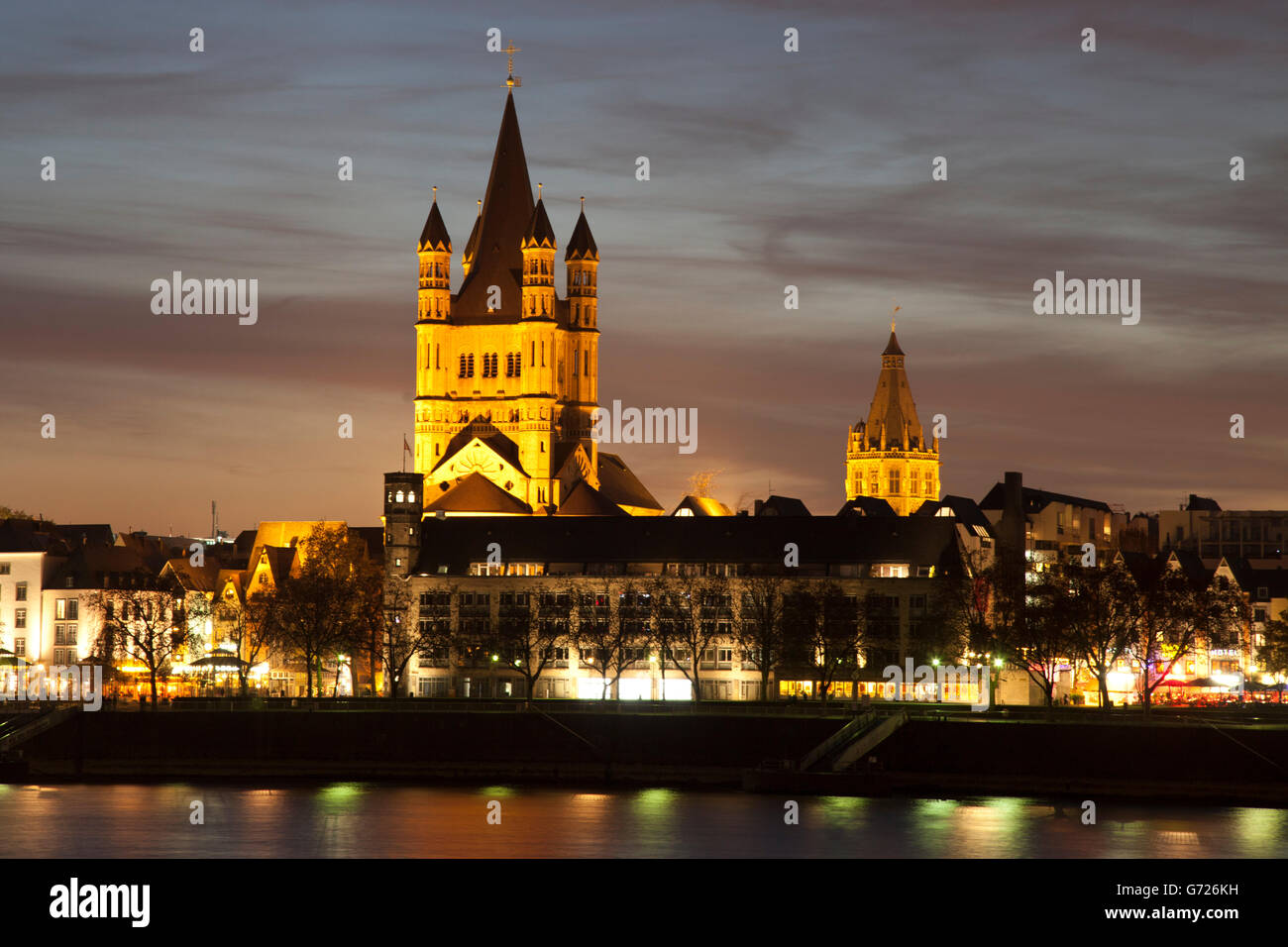 Riva del Reno con lordi di San Martino la chiesa e la torre del municipio, Colonia, nella Renania, Renania settentrionale-Vestfalia Foto Stock