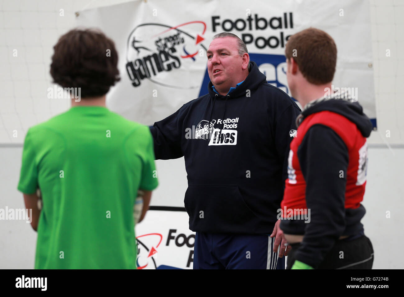 Neville Southall offre una sessione di allenamento durante i Cardiff Street Games alla House of Sport Cardiff. Foto Stock