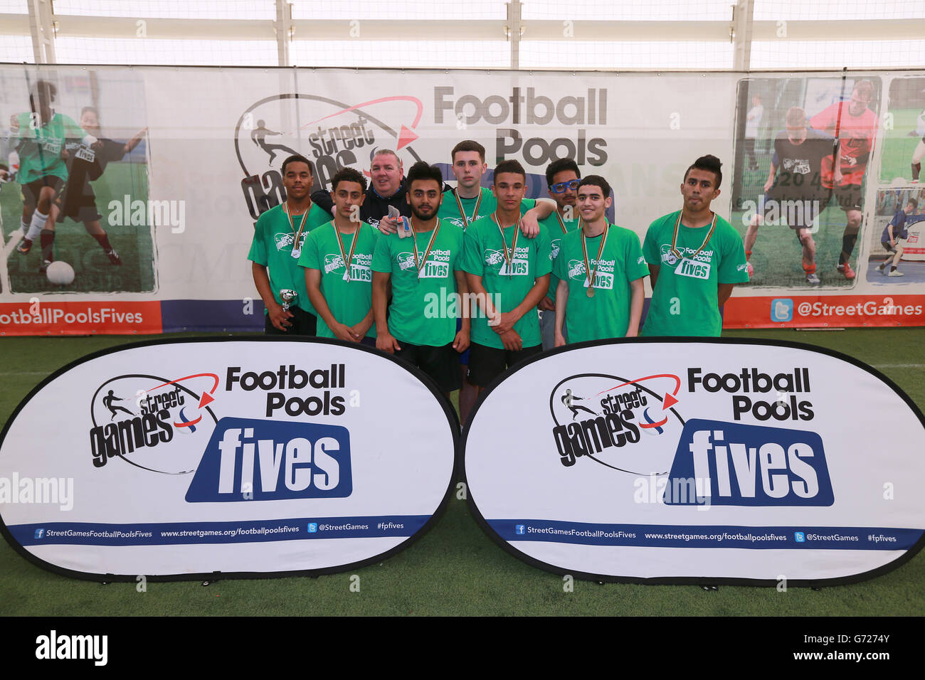 Neville Southall e un team durante i Cardiff Street Games alla Casa dello Sport Cardiff. Foto Stock