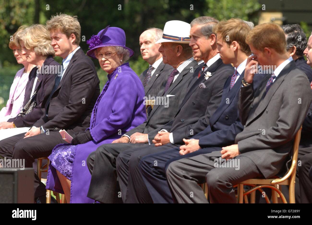 Regina Elisabetta II (al centro) della Gran Bretagna con, in prima fila, da sinistra, le sorelle del defunto Diana, Principessa di Galles, Lady Sarah McCorquodale e Lady Jane Fellowes e suo fratello Earl Spencer, il Duca di Edimburgo, il Principe di Galles, il Principe Guglielmo e il Principe Harry all'apertura di martedì 6 luglio, 2004, di una fontana costruita in memoria di Diana, Principessa di Galles, in Hyde Park di Londra. La creazione di 3.6 milioni di euro a fianco della serpentina è stata circondata da polemiche, che hanno dovuto far fronte a ritardi e a un eccesso di bilancio entro il 600,000. La principessa morì in un incidente d'auto a Parigi nell'agosto 1997. Foto Stock