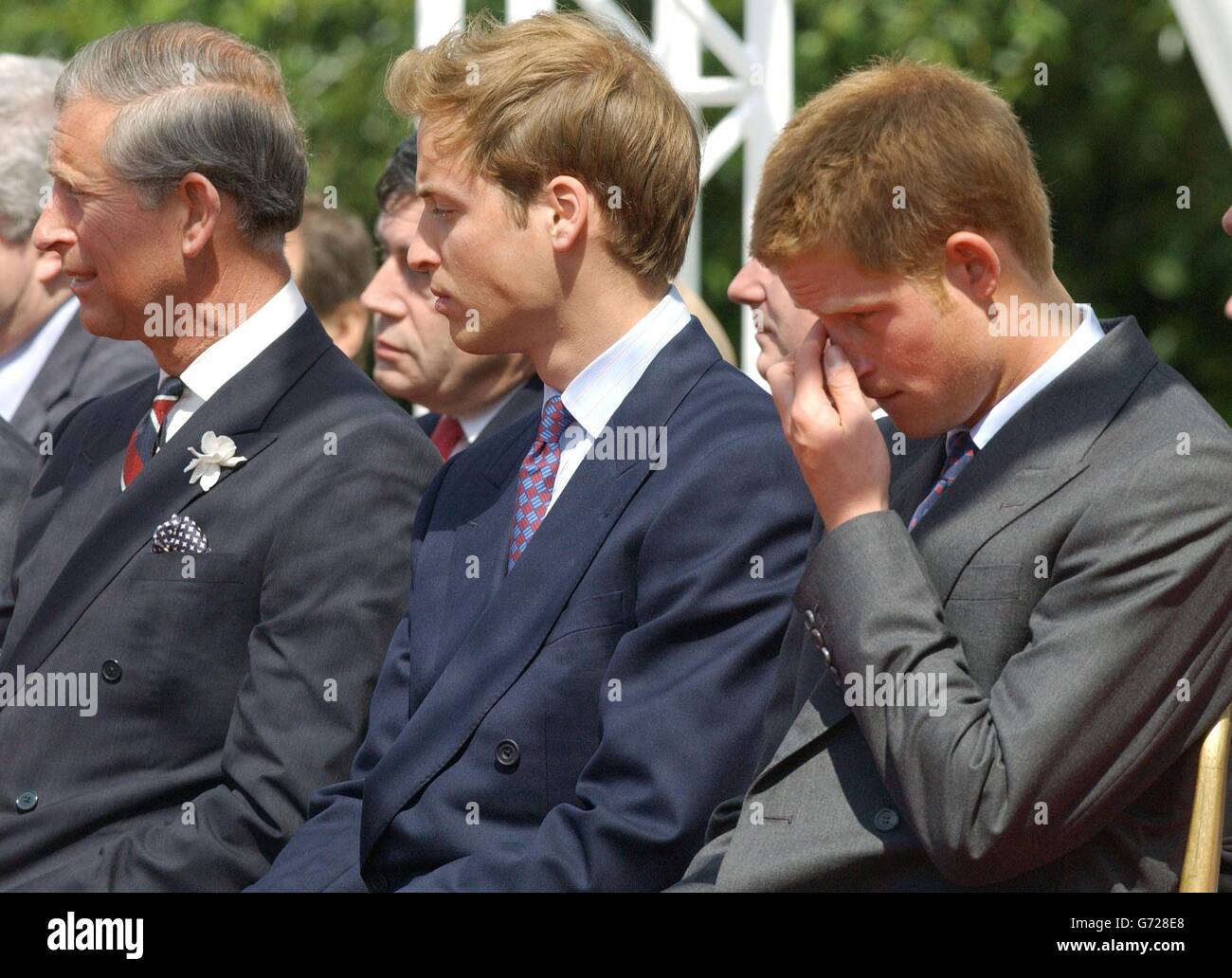 Il Principe di Galles con suo figlio, il Principe William e il Principe Harry (a destra) all'apertura di una fontana costruita in memoria di Diana, Principessa del Galles, in Hyde Park di Londra. La creazione di 3.6 milioni di euro a fianco della serpentina è stata circondata da polemiche, con ritardi e un bilancio eccessivo entro il 600,000. La principessa morì in un incidente automobilistico a Parigi nell'agosto del 1997. Foto Stock