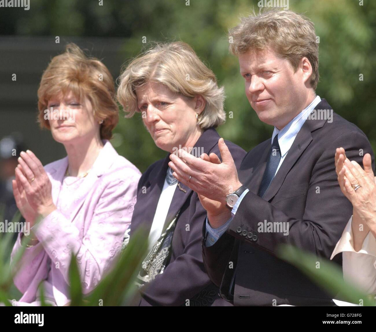 Le sorelle di Diana, Principessa di Galles, Lady Sarah McCorquodale (a sinistra) e Lady Jane Fellowes e suo fratello Earl Spencer all'apertura di una fontana costruita in memoria di Diana, Principessa di Galles, in Hyde Park di Londra. La creazione di 3.6 milioni di euro a fianco della serpentina è stata circondata da polemiche, che hanno dovuto far fronte a ritardi e a un eccesso di bilancio entro il 600,000. La principessa morì in un incidente d'auto a Parigi nell'agosto 1997. Foto Stock