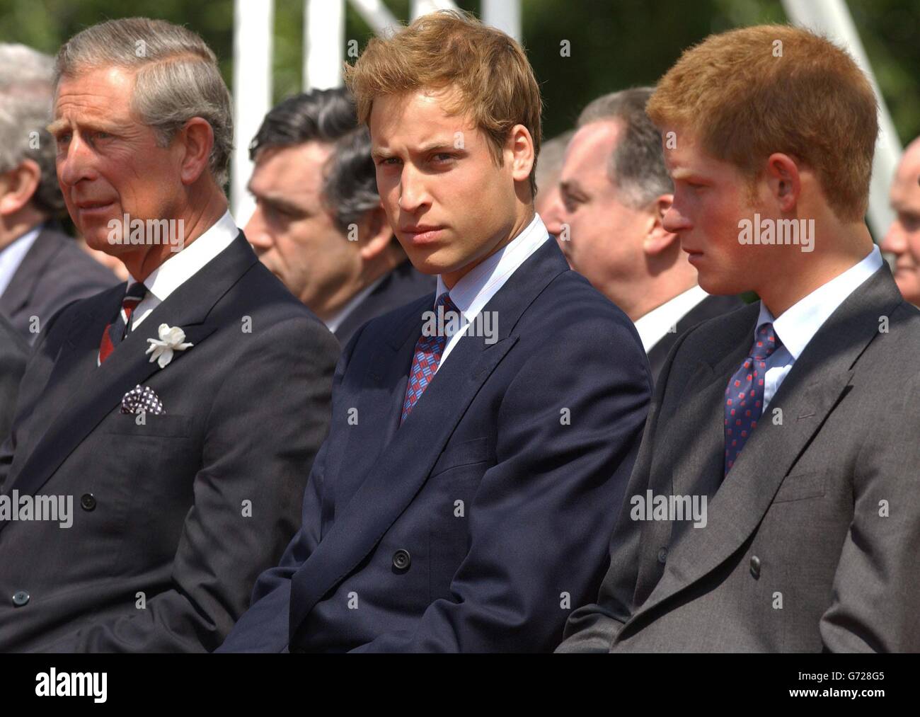 Il Principe di Galles, il Principe Guglielmo e il Principe Harry all'apertura di una fontana costruita in memoria di Diana, Principessa di Galles, nell'Hyde Park di Londra. La creazione di 3.6 milioni di euro a fianco della serpentina è stata circondata da polemiche, che hanno dovuto far fronte a ritardi e a un eccesso di bilancio entro il 600,000. La principessa morì in un incidente d'auto a Parigi nell'agosto 1997. Foto Stock