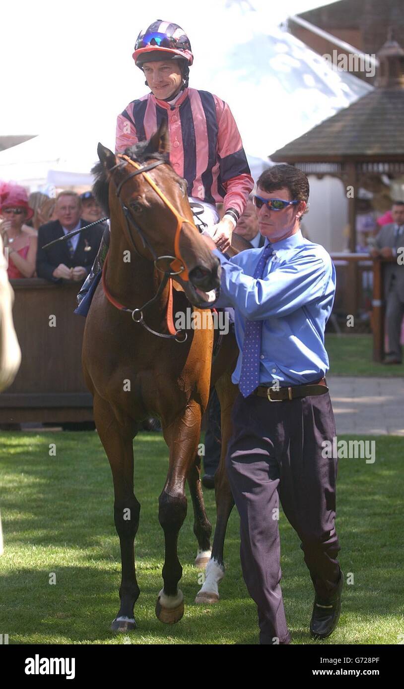 CORSE Newmarket 4. Richard Hughes guida Jewel nella sabbia dopo aver vinto il 2.20 a Newmarket. Foto Stock