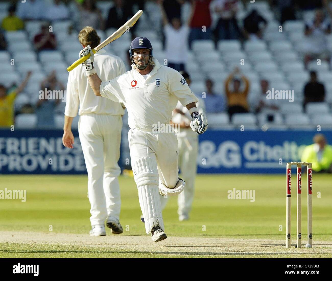 Il centurione inglese Graham Thorpe festeggia dopo aver segnato le corse vincitrici nella terza prova contro la Nuova Zelanda a Trent Bridge, Nottingham. L'Inghilterra ha completato una serie whitewash dopo aver vinto da quattro wickets. Foto Stock