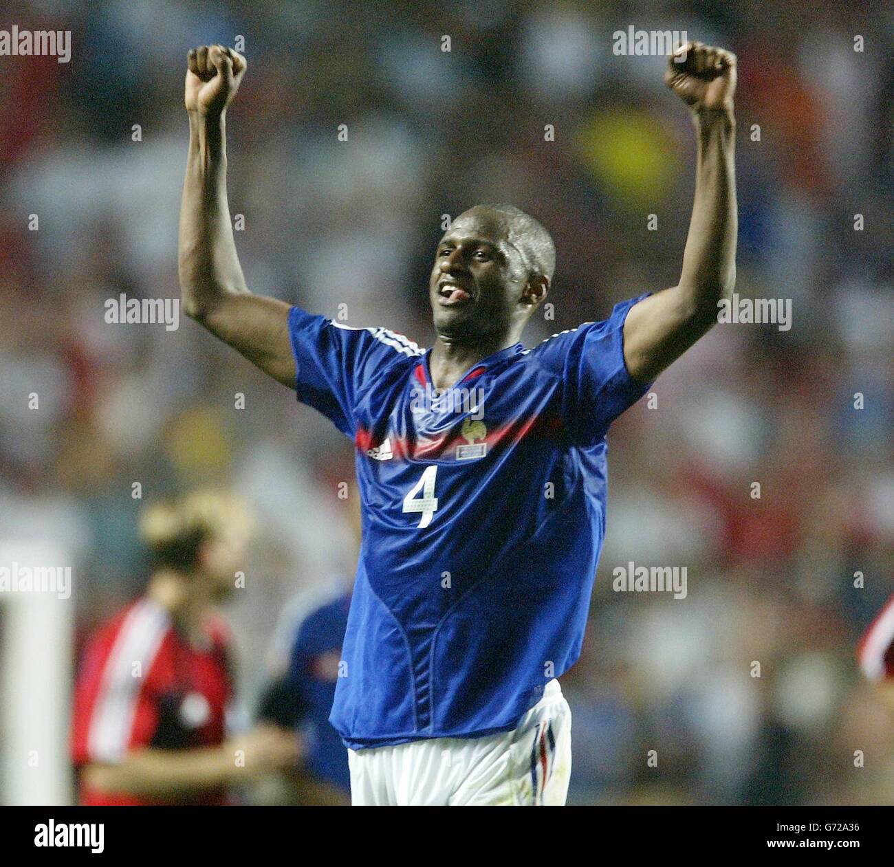 Patrick Vieira in Francia festeggia dopo la partita del Campionato europeo di Gruppo B contro l'Inghilterra all'Estadio da Luz di Lisbona, in Portogallo. La Francia ha vinto 2-1. Foto Stock