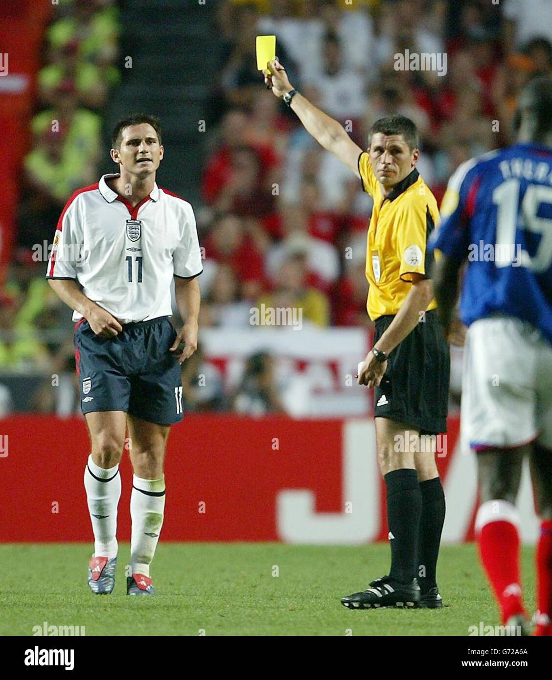 Frank Lampard in Inghilterra riceve una carta gialla dall'arbitro Merk Markus contro la Francia durante la partita del campionato europeo di gruppo B all'Estadio da Luz di Lisbona, in Portogallo. , NON È POSSIBILE UTILIZZARE TELEFONI CELLULARI O PDA. USO DI INTERNET SOLO SUI SITI AUTORIZZATI UEFA E QUINDI, NON PIÙ DI 10 FOTOGRAFIE PER METÀ DEL TEMPO DI RIPRODUZIONE NORMALE E CINQUE FOTOGRAFIE PER METÀ DEL TEMPO EXTRA POSSONO ESSERE PUBBLICATE VIA INTERNET CON UN INTERVALLO DI ALMENO UN MINUTO TRA L'INVIO DI CIASCUNA DI TALI FOTOGRAFIE. Foto Stock