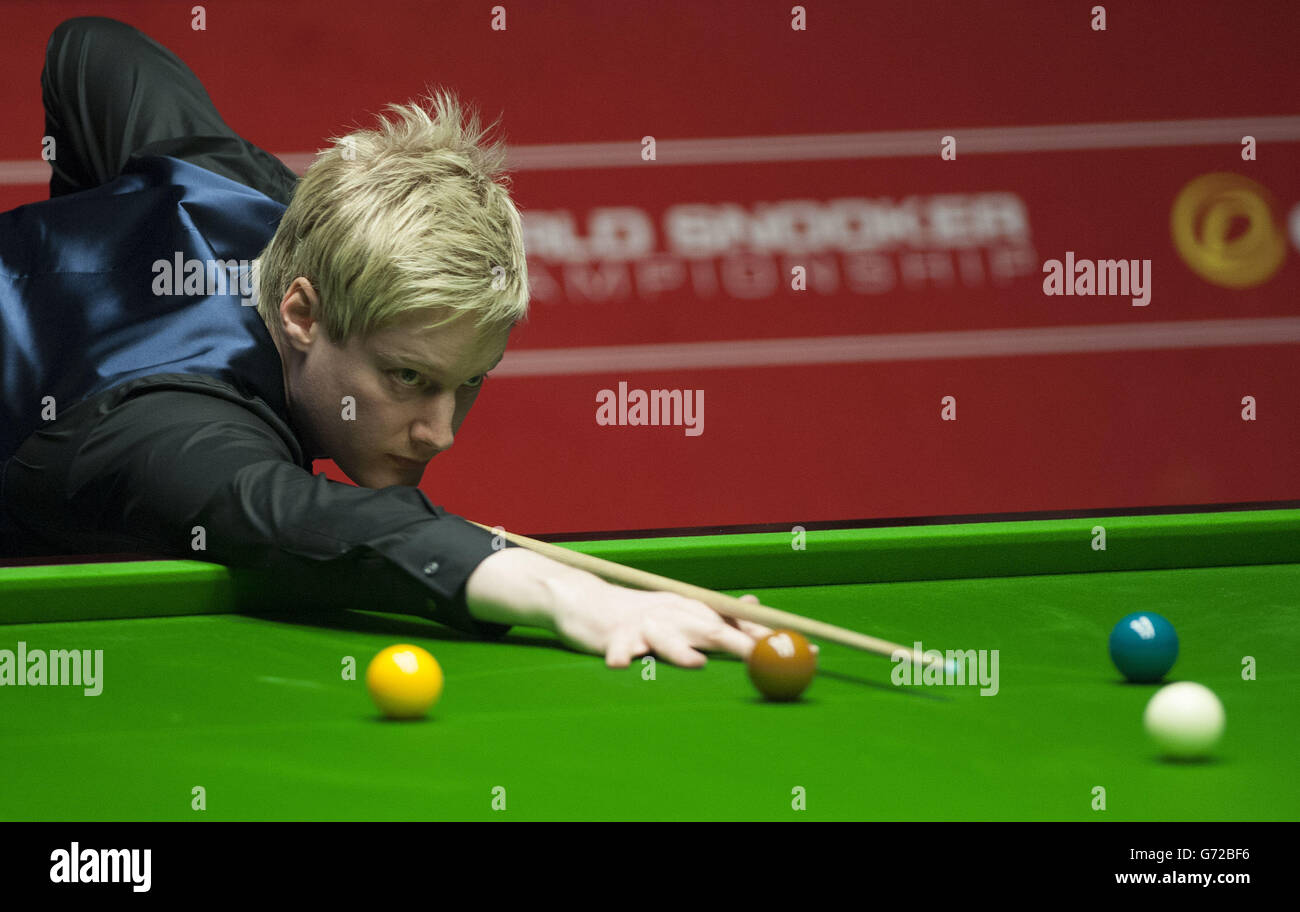 Neil Robertson durante la sua semifinale contro Mark Selby durante i Campionati Mondiali di Snooker di Dafabet al Crucible, Sheffield. Data immagine: Sabato 3 maggio 2014. Guarda la storia di PA SNOOKER World. Il credito fotografico dovrebbe essere: Tim Goode/PA Wire Foto Stock