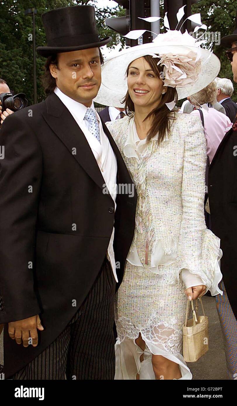 Attrice e modella Liz Hurley con il suo ragazzo Arun Nayar durante il giorno delle Signore al Royal Ascot nel Berkshire. Folle di piloti si riunivano per quella che è tradizionalmente la parte più trafficata della settimana. I Milliners lavorano straordinari per creare gli abiti da testa più spettacolari per l'occasione popolare annuale e la polizia di moda sarà fuori in vigore alla ricerca del meglio e peggio dei cappelli di quest'anno. Foto Stock