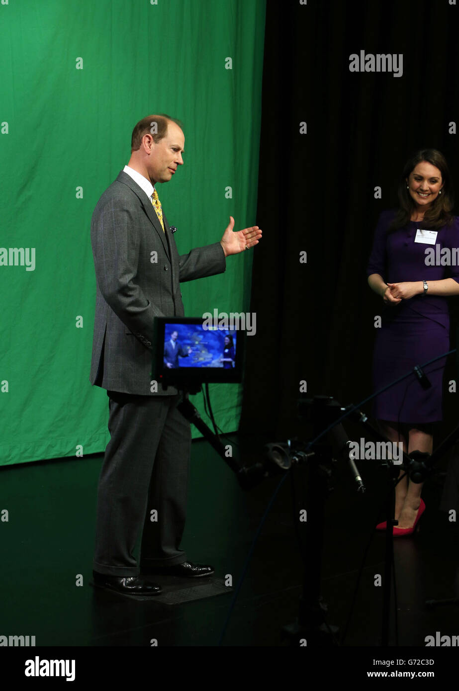 Il conte di Wessex impara a presentare il tempo con Laura Tobin di ITV e gli studenti del Dipartimento di Meteorologia durante una visita all'Università di Reading nel Berkshire. Foto Stock