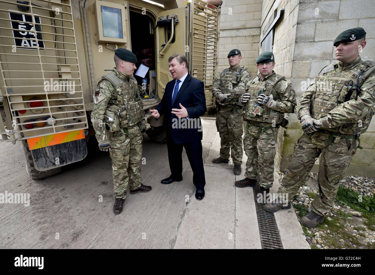 Ministro delle forze armate, Mark Francois parla con i soldati di 5 Fucili a Copehill Down Village, mentre la ventesima Brigata blindata si prepara per lo schieramento in Afghanistan sull'ultima operazione delle forze britanniche HERRICK (Op HERRICK 20). Foto Stock