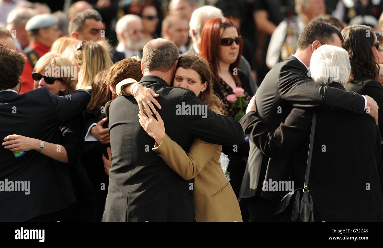 I lutto ripagano i loro omaggi mentre le casse di cinque personale di servizio ucciso in un incidente di elicottero in Afghanistan passano dal Memorial Garden a Carterton, Oxfordshire. Foto Stock