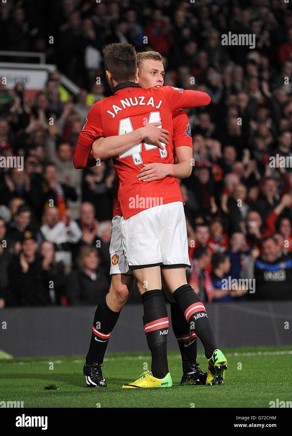 James Wilson (indietro) di Manchester United festeggia con il compagno di squadra Adnan Januzaj dopo aver segnato il secondo goal della sua squadra Foto Stock