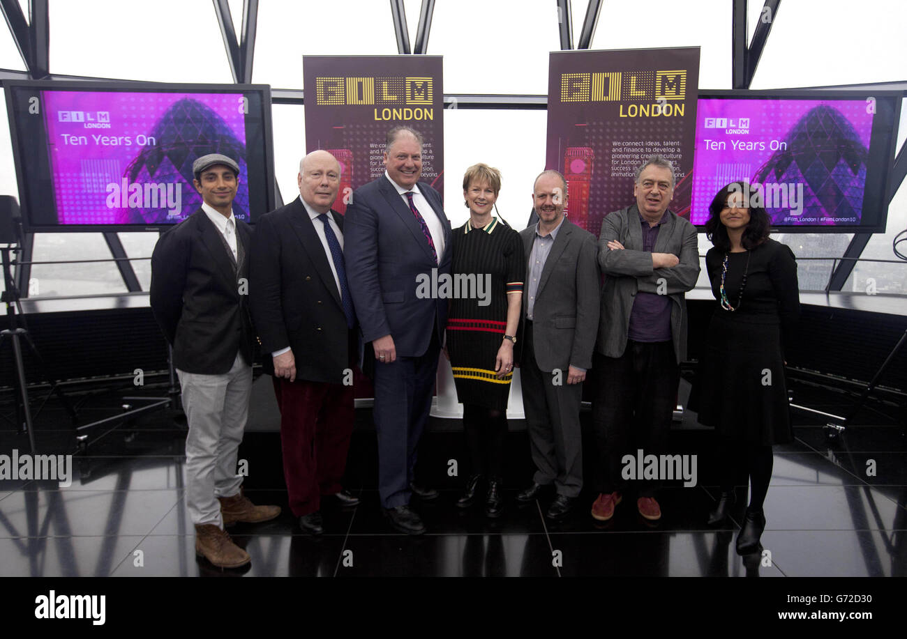 (Da sinistra a destra) attore Riz Ahmed, Lord Julian Fellowes, Adrian Wootton, Chief Executive di Film London e della British Film Commission, Lisbeth Savill, Vice Presidente del BFI, David Parfitt, Presidente del Film London e produttore vincitore del Premio dell'Accademia, Stephen Frears, Direttore del Cinema e Munira Mirza, Vice Sindaco di Londra per l'Educazione e la Cultura all'evento Film London per il decimo anniversario al Gherkin di Londra. Foto Stock