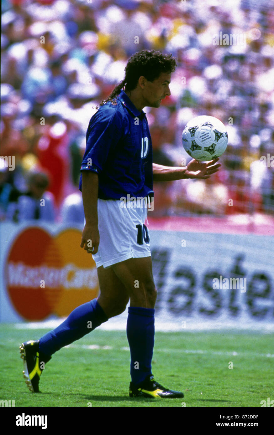 Calcio - Coppa del mondo FIFA 1994 - finale - Brasile v Italia - Rose Bowl,  Pasadena. Roberto Baggio si porta a prendere una penalità Foto stock - Alamy