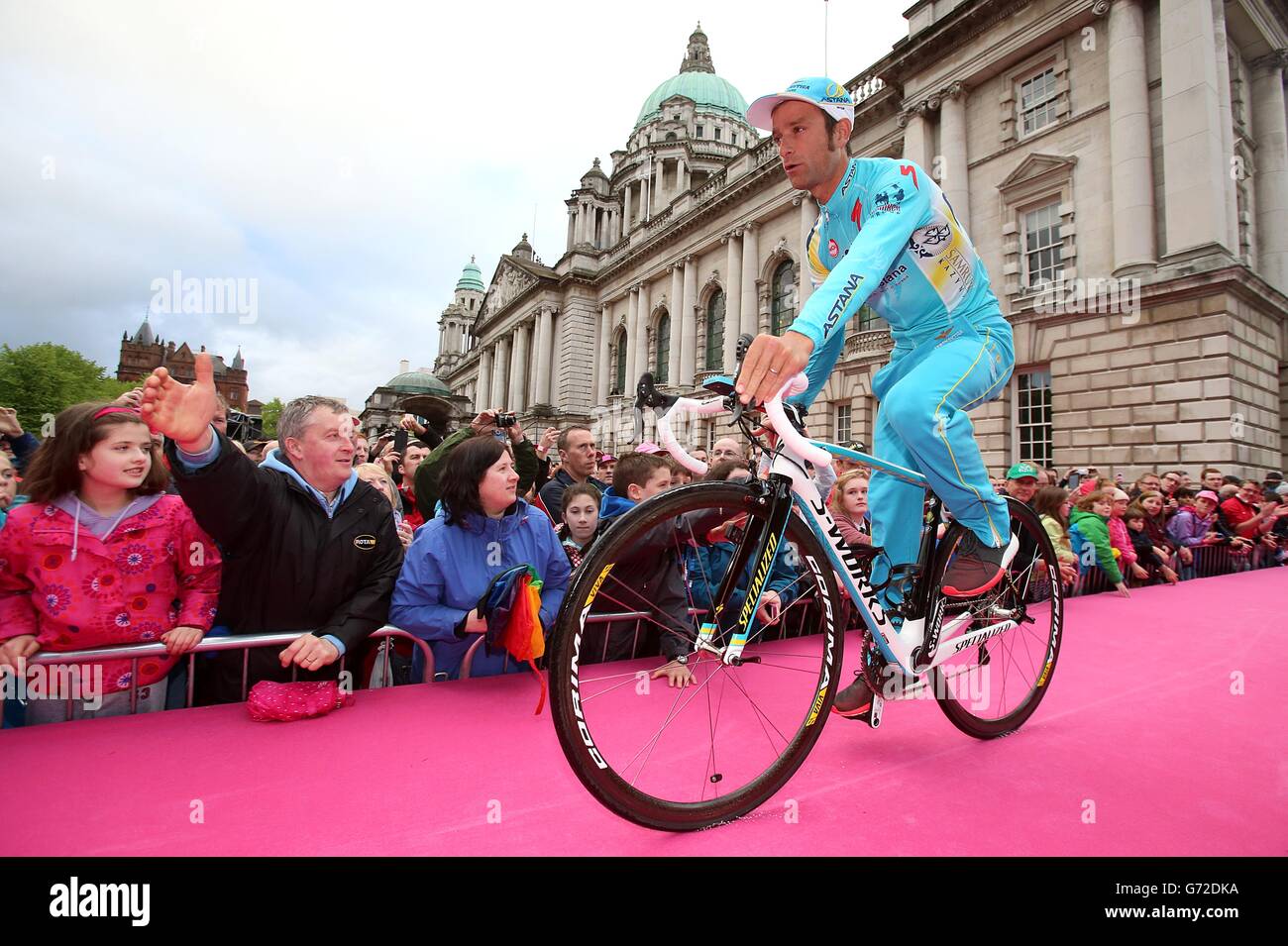 Ciclismo - 2014 giro D'Italia - presentazioni di squadra - Municipio di Belfast. Michele Scarponi del Pro Team Astana esce per le presentazioni di squadra Foto Stock