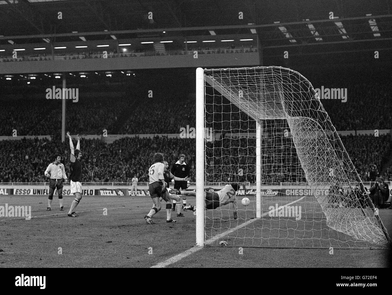 Norwich City difensore Mel Machin (No 2) immersioni a tutta lunghezza per dare un pugno alla palla durante la finale della Football League Cup a Wembley. L'arbitro Gordon Hill ha dato una sanzione che è stata convertita da Ray Graydon. Foto Stock