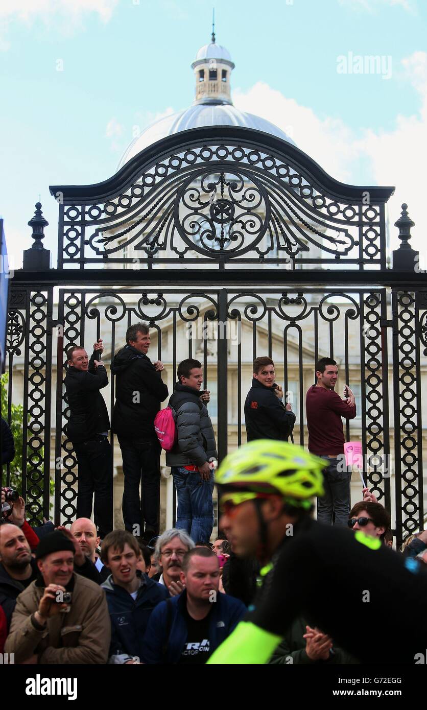 Gli spettatori salgono sulle porte degli edifici governativi di Merrion Street, Dublino, per avere una migliore vista del traguardo durante la terza tappa del giro d'Italia 2014 da Armagh a Dublino, Repubblica d'Irlanda. Foto Stock