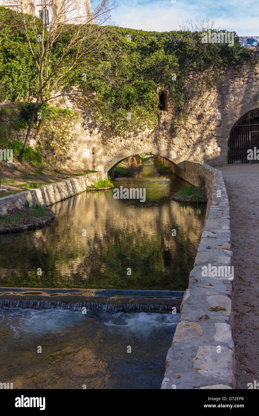 Tranquillo fiume scorre attraverso un parco di Cuenca in Spagna Foto Stock