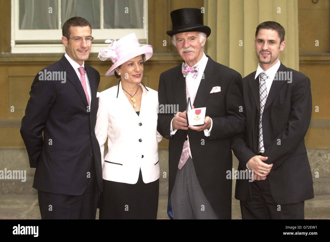 Lo chef svizzero Anton Mosimann con la moglie Kathrin e i figli Phillipp (a sinistra e Mark (a destra) a Buckingham Palace, Londra, dopo aver ricevuto la sua OBE. Foto Stock