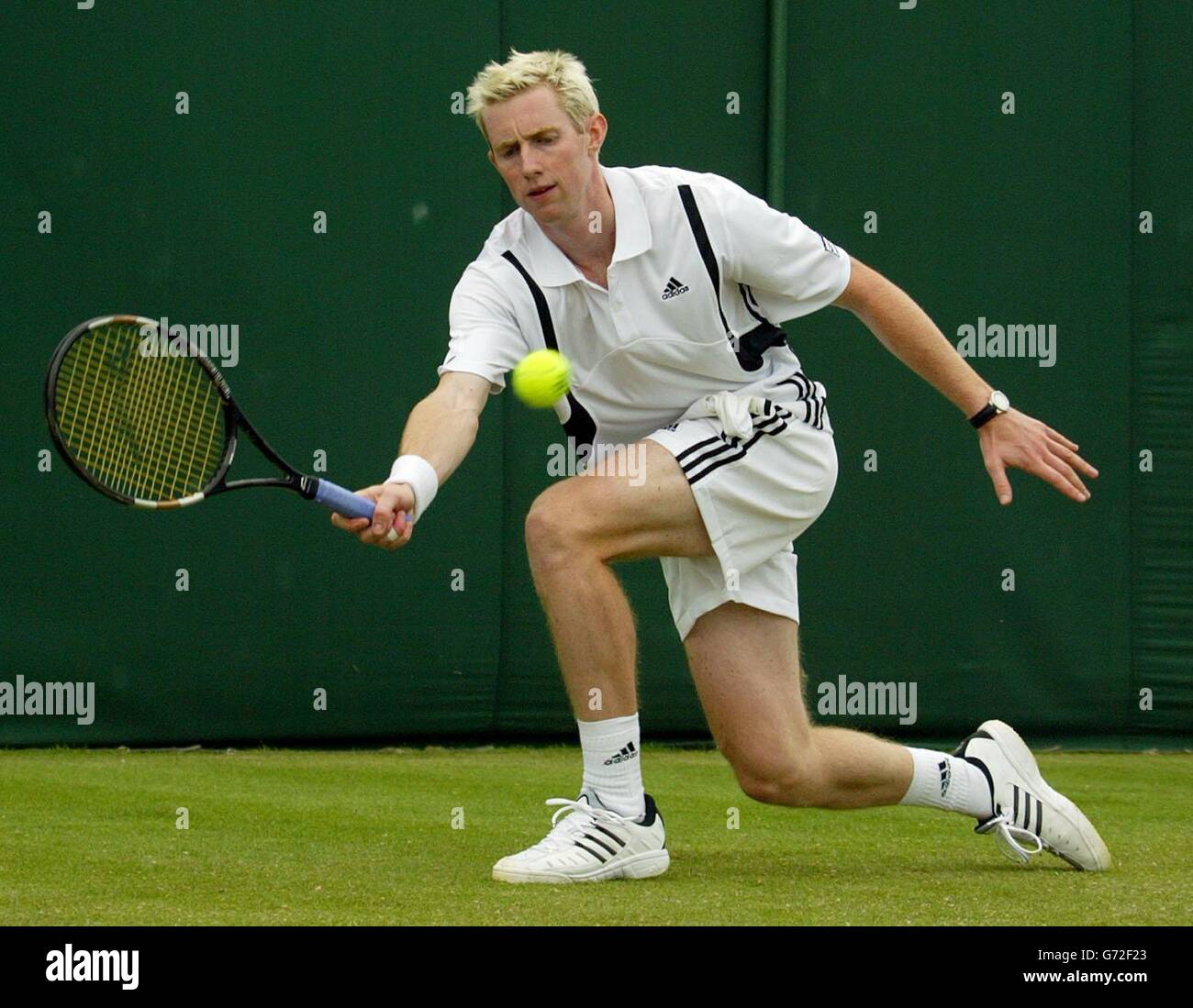 Jonathan Marray della Gran Bretagna in azione contro Karol Beck della Repubblica Slovacca al Lawn Tennis Championships a Wimbledon, Londra. , NESSUN UTILIZZO DEL TELEFONO CELLULARE. Foto Stock