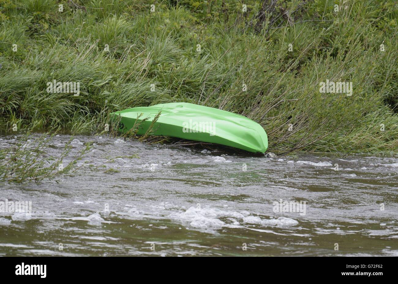 Un kayak da Riding Mill stazione di pompaggio sul fiume Tyne a Riding Mill, Northumberland, dove un'operazione di ricerca e salvataggio si sta svolgendo questa mattina dopo che un gruppo di kayak è andato perso. Foto Stock