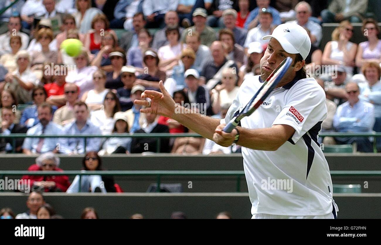 Greg Rusedski della Gran Bretagna in azione prima di sconfiggere Davide Sanguinetti dall'Italia al Lawn Tennis Championships di Wimbledon, Londra. Rusedski ha vinto 7:5/4:6/6:2/6:2. SOLO PER USO EDITORIALE, SENZA USO DI TELEFONO CELLULARE. Foto Stock