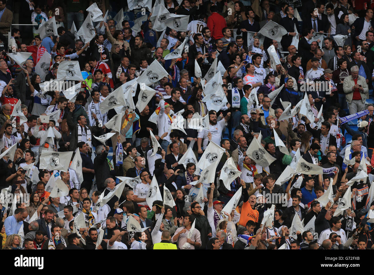 Calcio - UEFA Champions League - Semifinale - prima tappa - Real Madrid v Bayern Monaco - Santiago Bernabeu. I tifosi del Real Madrid hanno ondulato bandiere bianche negli stand Foto Stock