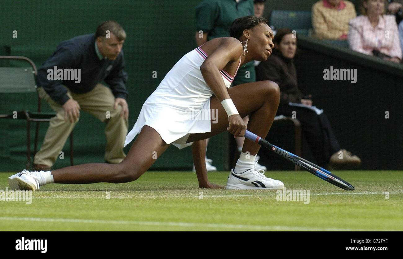 Venus Williams, l'ex campione, lotta contro Karolina Sprem dalla Croazia ai Campionati di tennis al prato a Wimbledon, Londra. Foto Stock