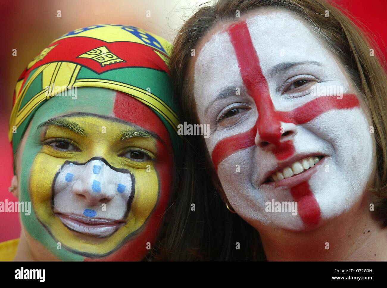 Un fan inglese e portoghese (a sinistra) all'Estadio da Luz di Lisbona, giovedì 24 2004 giugno, in vista dello scontro finale di Euro 2004 tra Inghilterra e Portogallo. Foto Stock