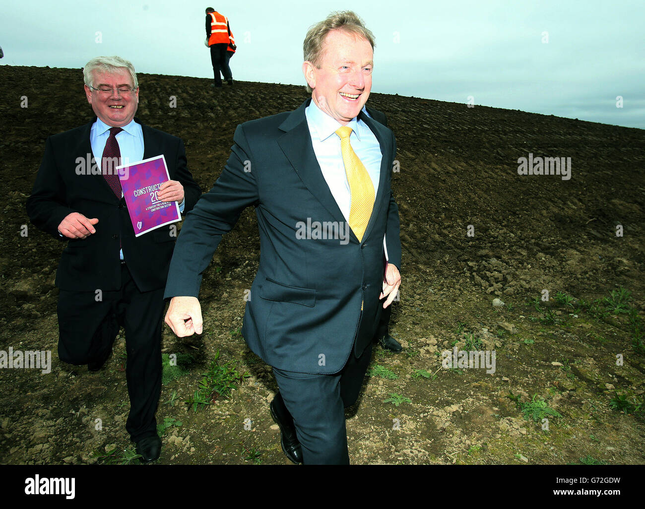 Un Taoiseach Enda Kenny (a destra) con Tanaiste Eamon Gilmore al lancio di Construction 2020, una strategia per un settore di costruzione rinnovato, presso il National Sports Campus di Abbotstown, Dublino. Foto Stock