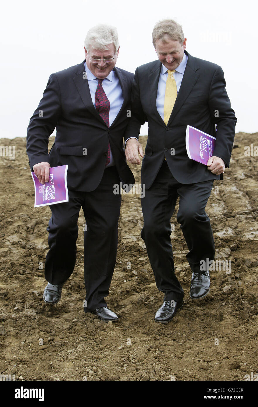 Un Taoiseach Enda Kenny (a destra) con Tanaiste Eamon Gilmore al lancio di Construction 2020, una strategia per un settore di costruzione rinnovato, presso il National Sports Campus di Abbotstown, Dublino. Foto Stock