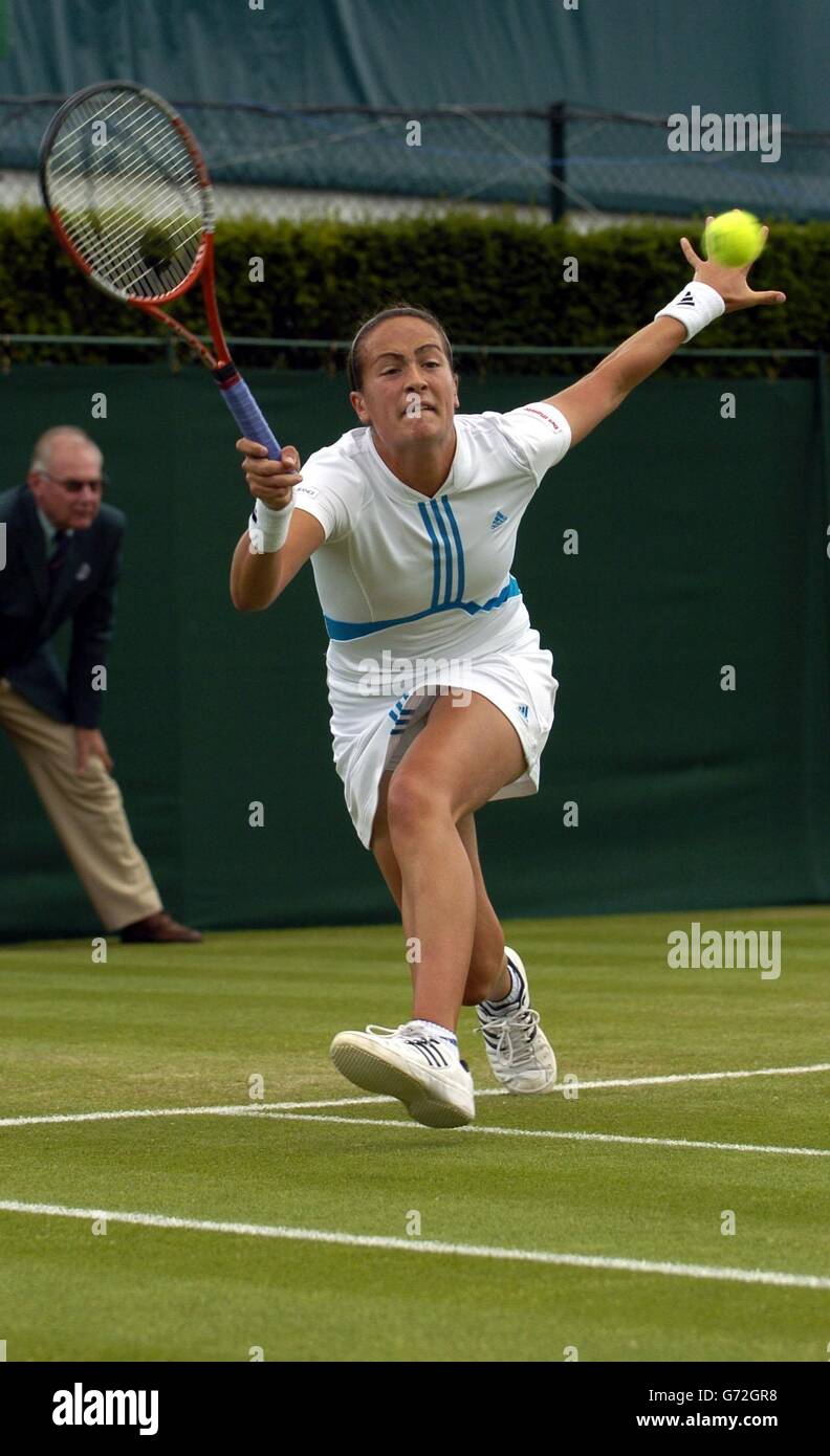 Jane o'Donoghue della Gran Bretagna in azione contro Magui Serna della Spagna al Lawn Tennis Championships a Wimbledon, Londra. Foto Stock