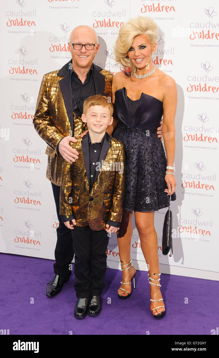 John Caudwell con il partner Claire Johnson e Son Jacobi che arrivano al Caudwell Children Butterfly Ball, presso l'hotel Grosvenor House, nel centro di Londra. Foto Stock