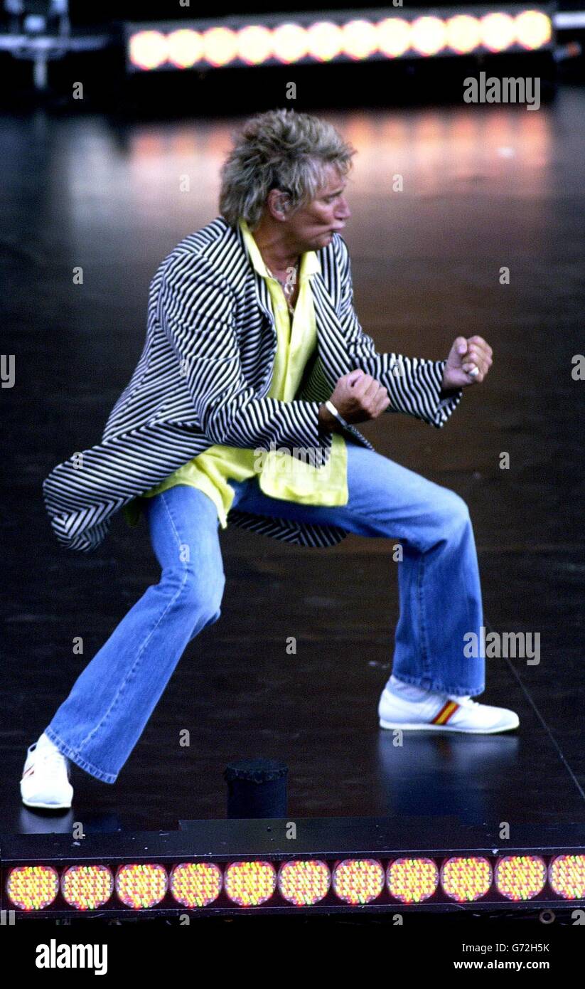 Il cantante Rod Stewart suona dal vivo sul palco al concerto olimpico della torcia nel centro commerciale di Londra un concerto gratuito organizzato da Visit London e dalla Greater London Authority per celebrare l'arrivo della torcia olimpica a Londra. Foto Stock