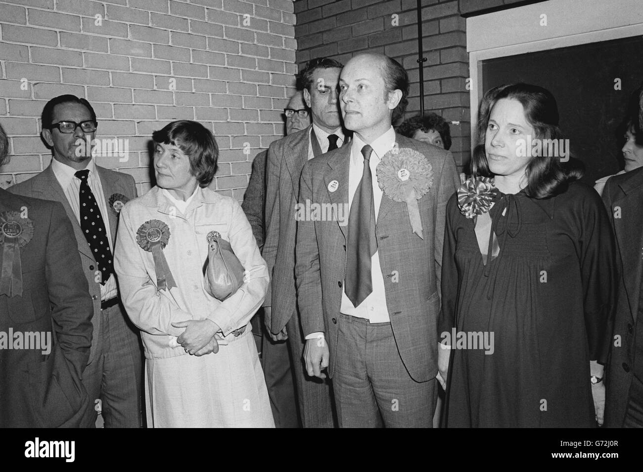 Shirley Williams (l), che ha perso il suo nuovo collegio elettorale di Hertford e Stevenage, che molti consideravano un posto di lavoro sicuro alle elezioni generali di ieri, si trovava accanto al Tory che ha vinto il seggio, Petrie Wells, a Stevenage. Foto Stock