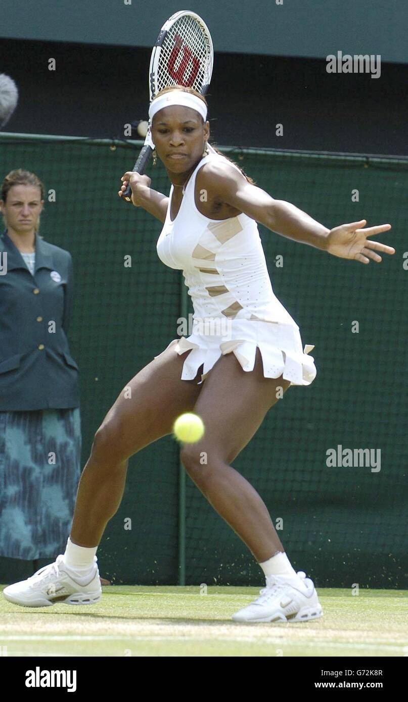 Campione in difesa Serena Williams dagli Stati Uniti in azione contro Tatiana Golovin dalla Francia nel quarto round del torneo Ladies Single dei Campionati di Tennis Lawn a Wimbledon, Londra. Foto Stock