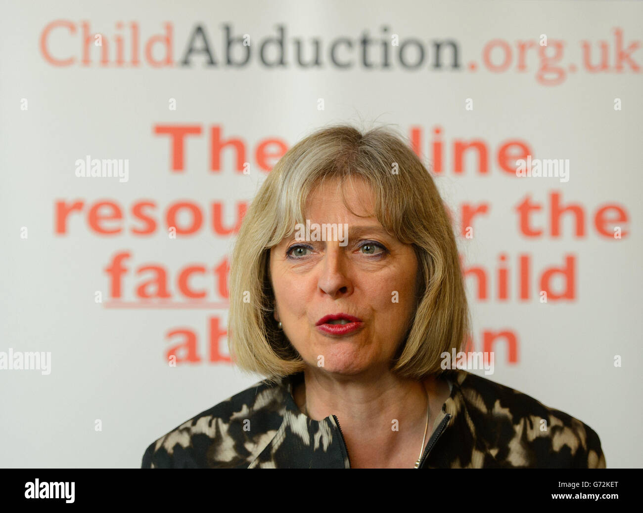 Il Segretario per l'interno Theresa May parla al lancio del nuovo sistema di allarme per il salvataggio dei bambini e di un nuovo hub per l'adduzione dei bambini, presso la House of Lords, a Westminster, nel centro di Londra. Foto Stock