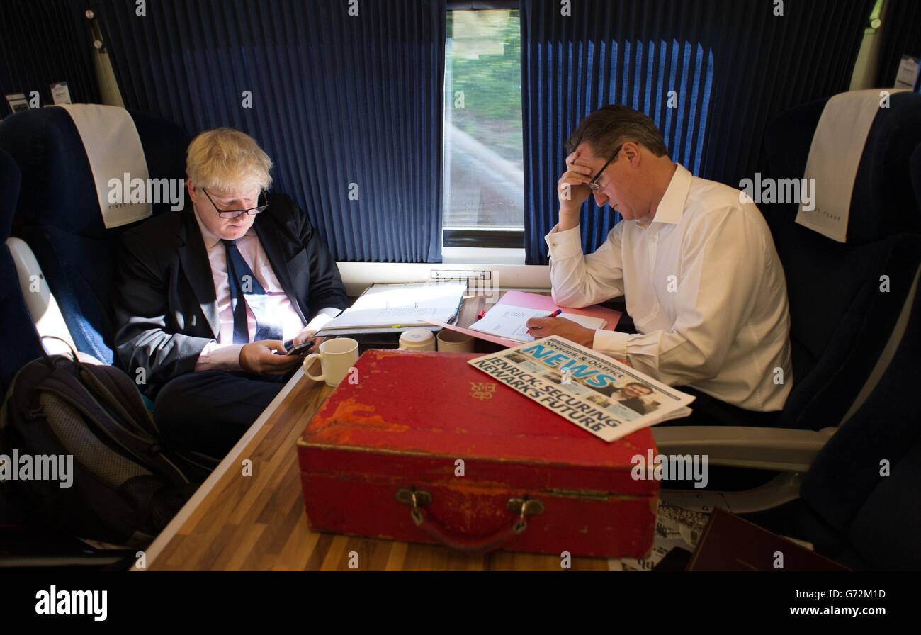 Il primo Ministro David Cameron e il Sindaco di Londra Boris Johnson mentre viaggiano in treno a Newark per la campagna elettorale per i prossimi mesi. Foto Stock