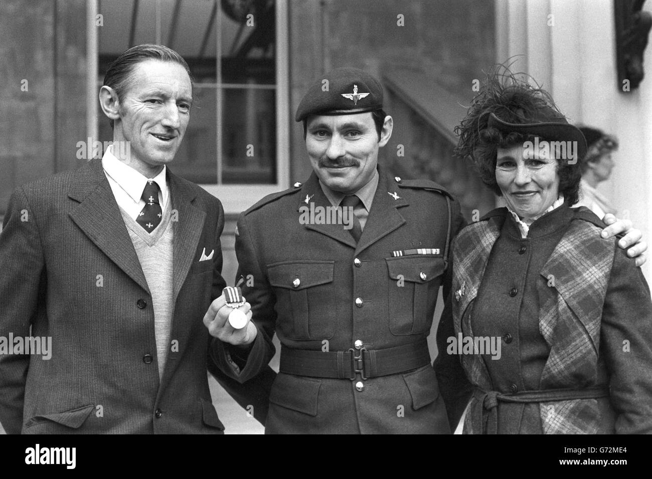 L/CPL Martin Bentley, del reggimento paracadute, con i suoi genitori dopo aver raccolto la Medaglia militare dalla Regina per gallantry nella guerra delle Falklands. Foto Stock