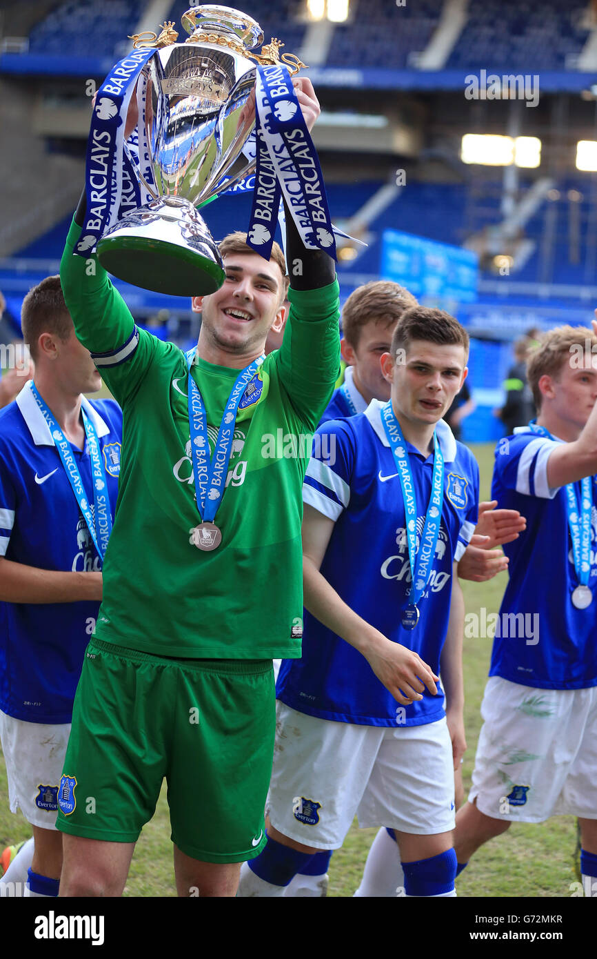 Calcio - Barclays U18 Premier League - finale - Manchester City / Everton - Goodison Park. Il portiere Russel Griffiths di Everton festeggia con il trofeo Under 18 Premier League Foto Stock