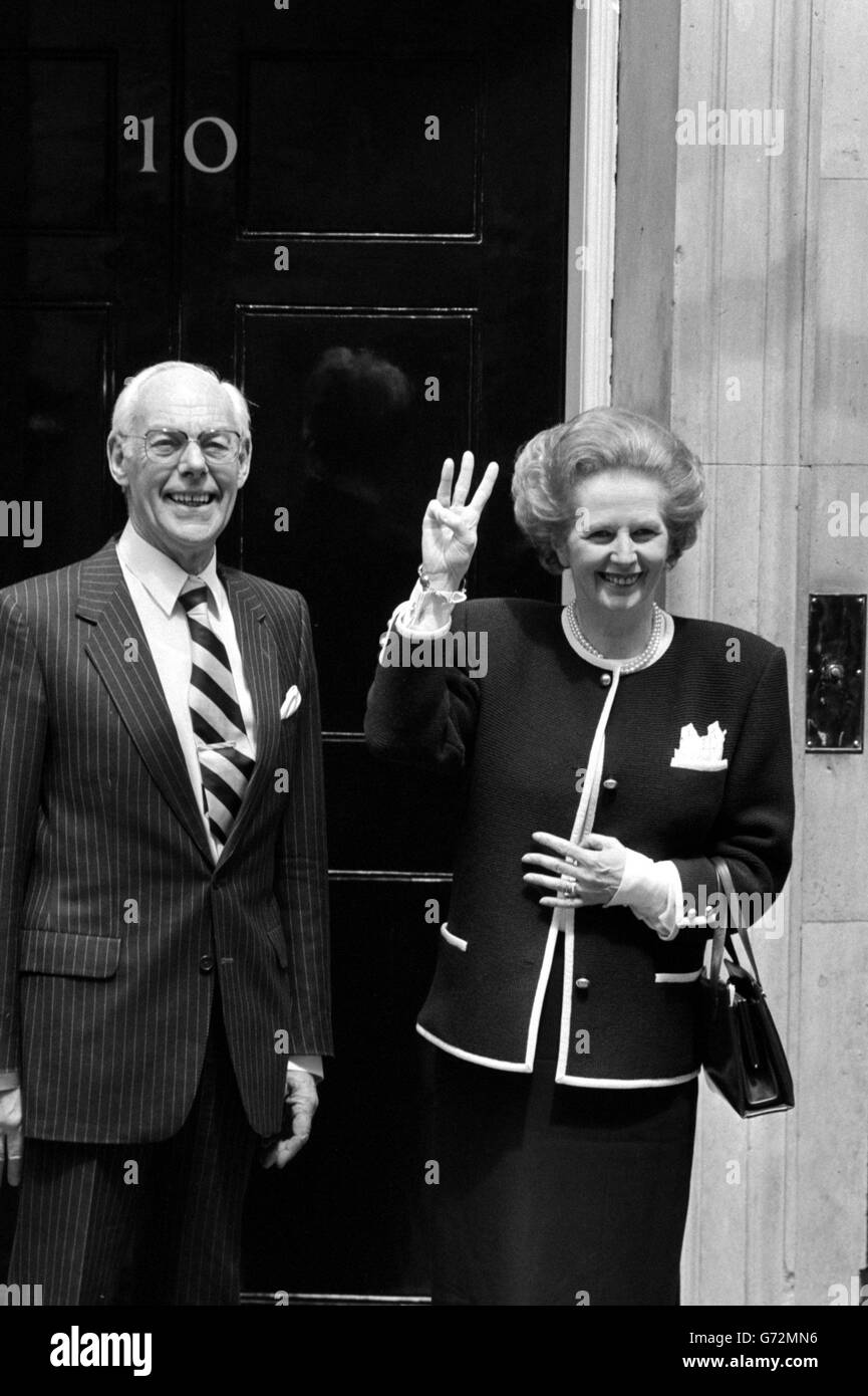 Il primo ministro Margaret Thatcher dà un saluto di tre dita fuori 10 Downing Street con suo marito Denis, mentre inizia il suo terzo mandato successivo dopo la vittoria conservatrice nelle elezioni generali. Foto Stock