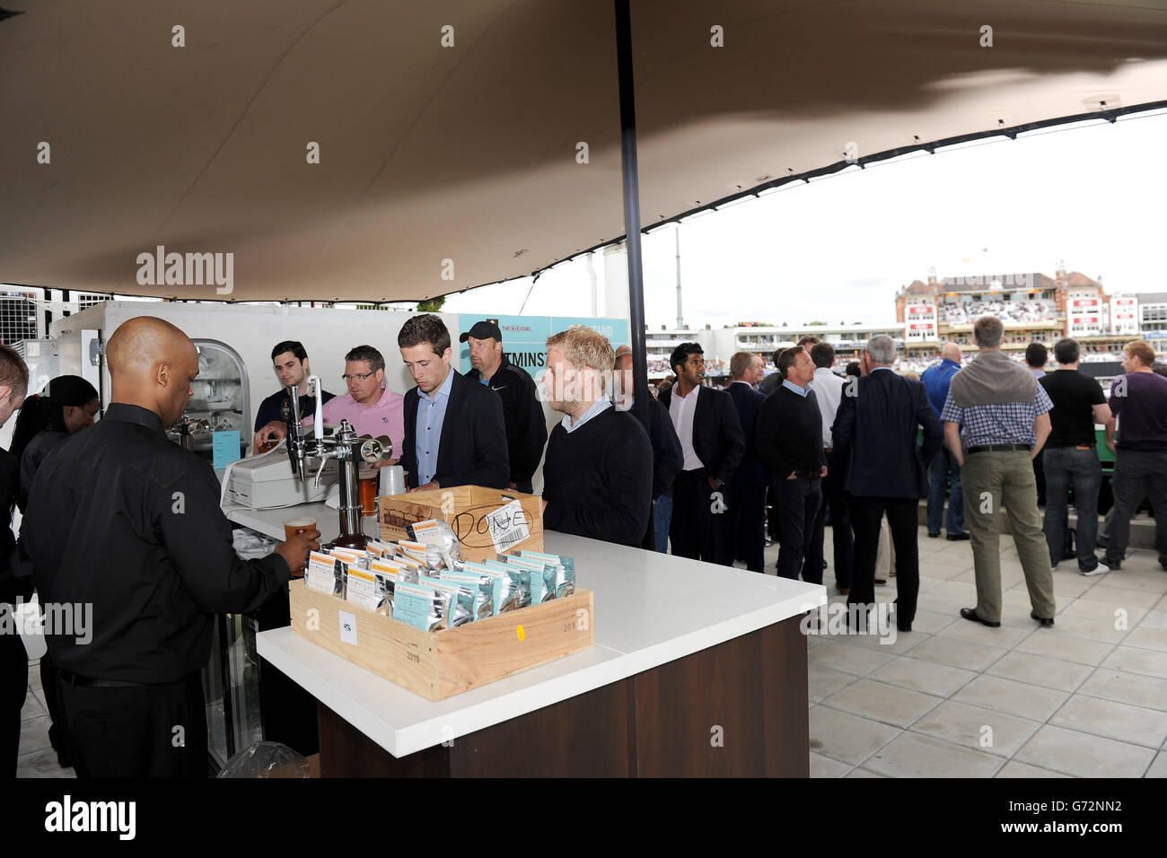 Gli spettatori possono gustare un drink presso il bar sulla terrazza panoramica Foto Stock