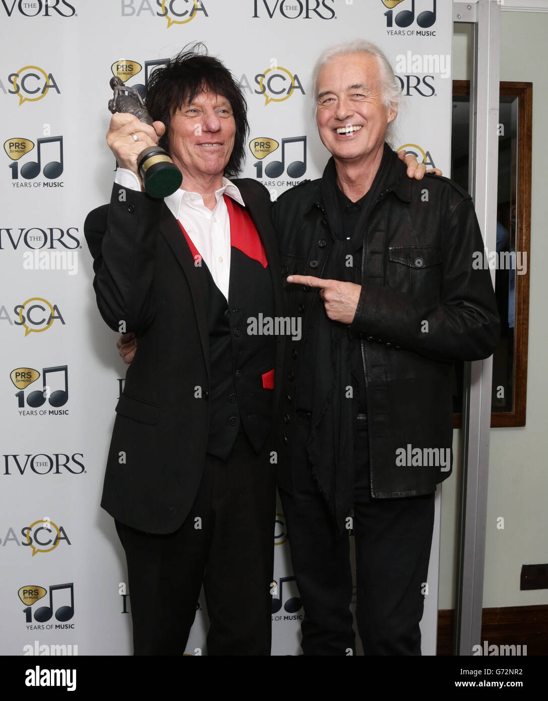 Jimmy Page (a destra) presenta Jeff Beck con il suo eccezionale contributo al British Music Award, in occasione della 59a edizione annuale degli Ivor Novello Awards, alla Grosvenor House di Londra. Foto Stock