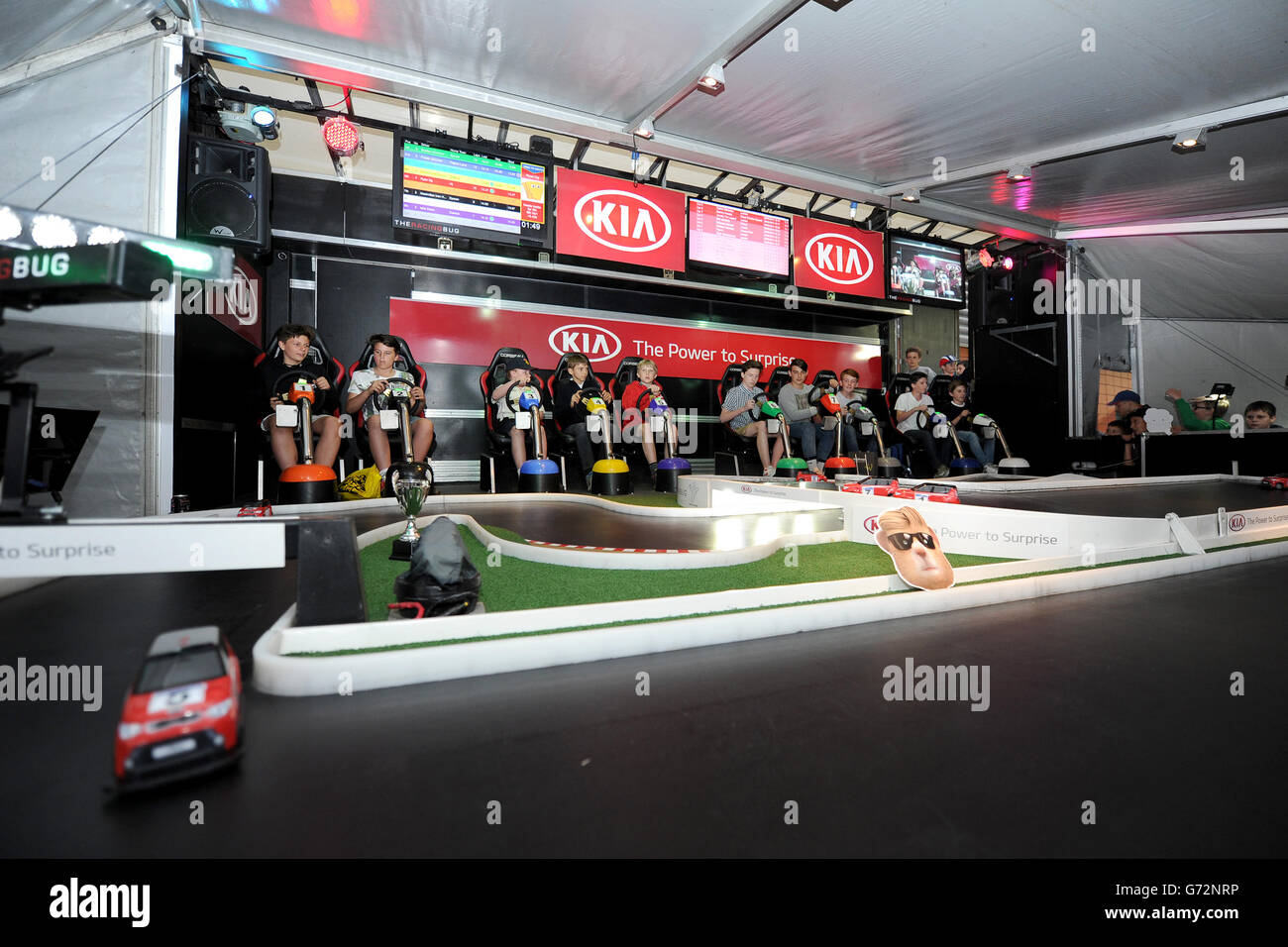 Cricket - NatWest International T20 - Inghilterra / Sri Lanka - Kia Oval. Giovani fan che giocano a un titolo di corse automobilistiche di tipo scalestrico al Kia Oval Foto Stock